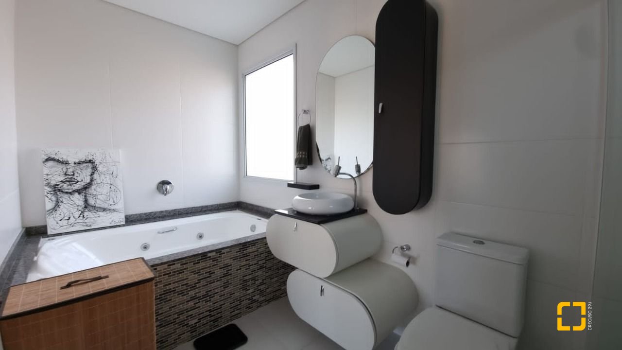 Casa de Condomínio com 138m², 3 quartos (sendo 3 suítes), 2 garagens, no bairro Cachoeira do Bom Jesus em Florianópolis