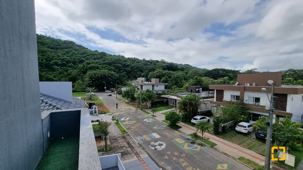 Casa de Condomínio com 138m², 3 quartos (sendo 3 suítes), 2 garagens, no bairro Cachoeira do Bom Jesus em Florianópolis