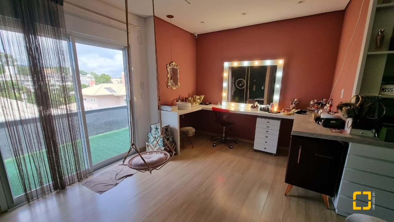 Casa de Condomínio com 138m², 3 quartos (sendo 3 suítes), 2 garagens, no bairro Cachoeira do Bom Jesus em Florianópolis