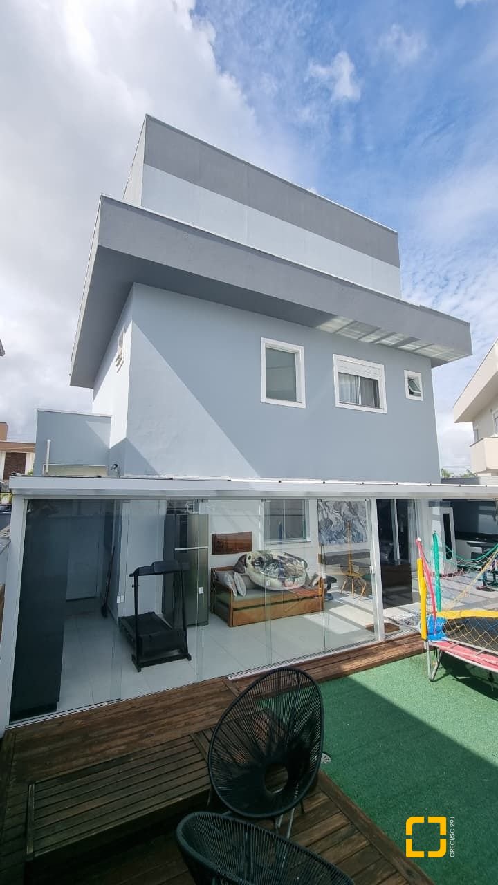 Casa de Condomínio com 138m², 3 quartos (sendo 3 suítes), 2 garagens, no bairro Cachoeira do Bom Jesus em Florianópolis