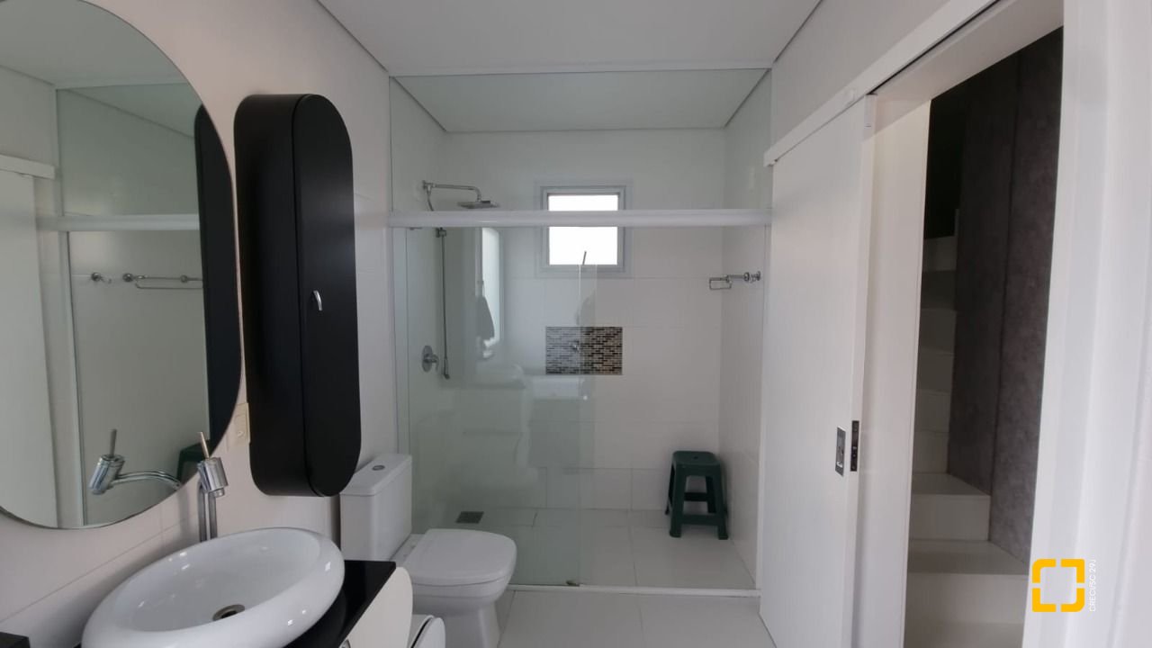 Casa de Condomínio com 138m², 3 quartos (sendo 3 suítes), 2 garagens, no bairro Cachoeira do Bom Jesus em Florianópolis