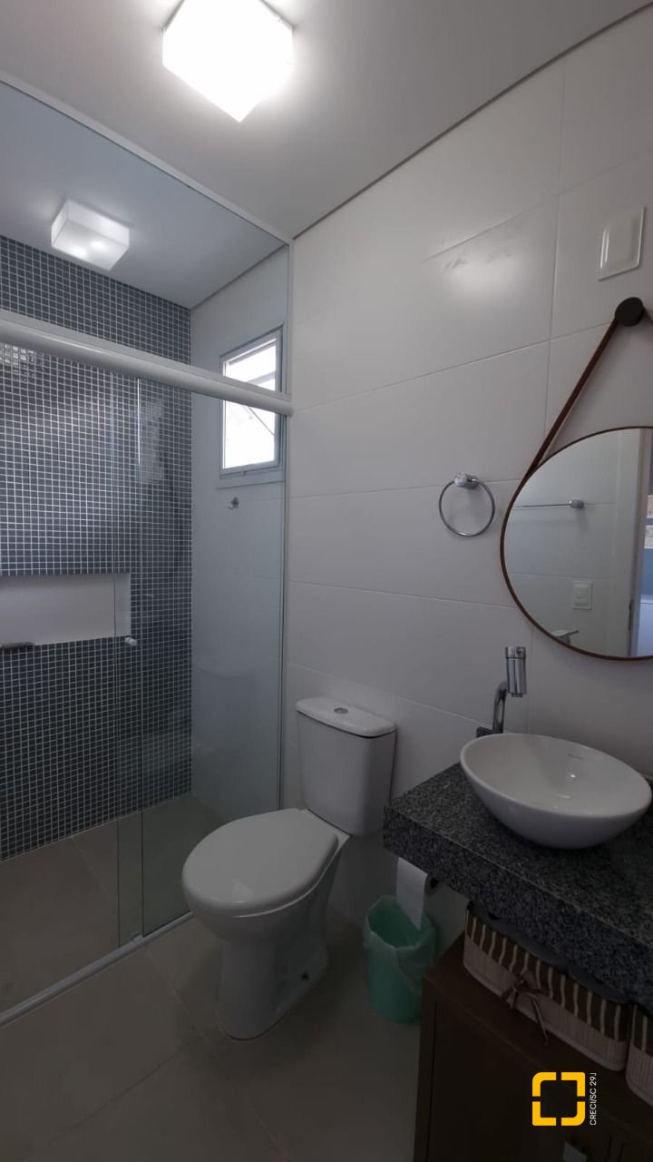 Casa de Condomínio com 138m², 3 quartos (sendo 3 suítes), 2 garagens, no bairro Cachoeira do Bom Jesus em Florianópolis