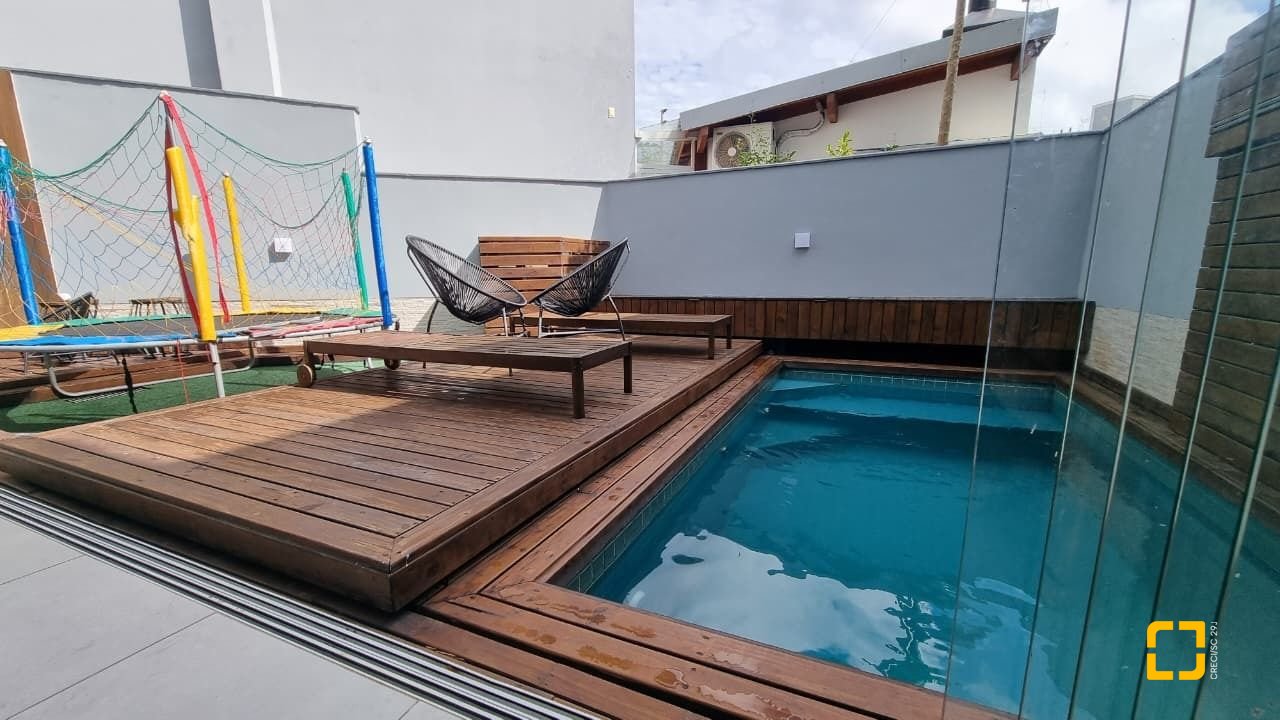 Casa de Condomínio com 138m², 3 quartos (sendo 3 suítes), 2 garagens, no bairro Cachoeira do Bom Jesus em Florianópolis