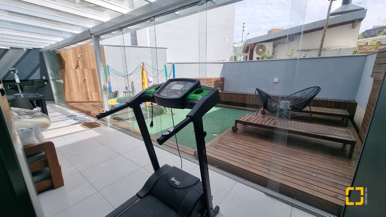 Casa de Condomínio com 138m², 3 quartos (sendo 3 suítes), 2 garagens, no bairro Cachoeira do Bom Jesus em Florianópolis