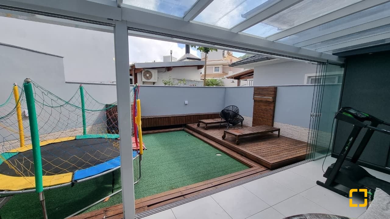 Casa de Condomínio com 138m², 3 quartos (sendo 3 suítes), 2 garagens, no bairro Cachoeira do Bom Jesus em Florianópolis