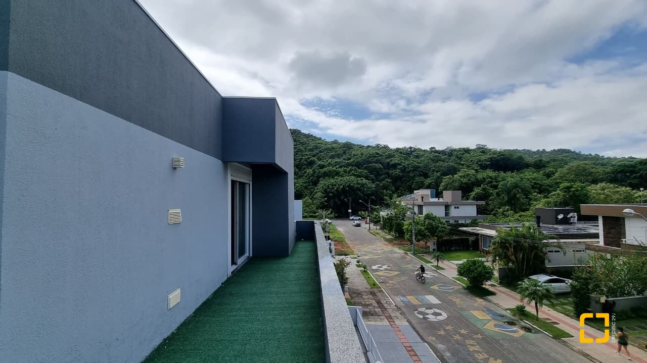 Casa de Condomínio com 138m², 3 quartos (sendo 3 suítes), 2 garagens, no bairro Cachoeira do Bom Jesus em Florianópolis