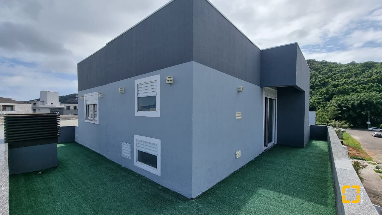 Casa de Condomínio com 138m², 3 quartos (sendo 3 suítes), 2 garagens, no bairro Cachoeira do Bom Jesus em Florianópolis