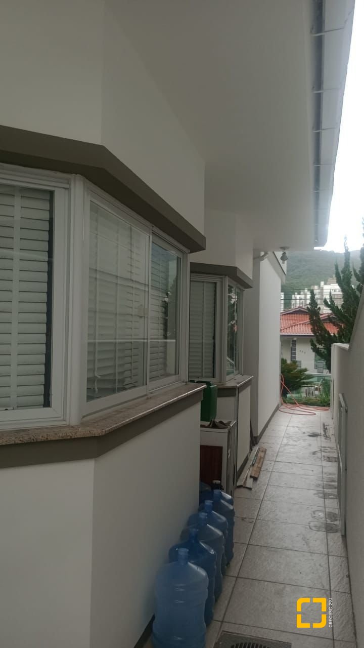 Casa com 239m², 4 quartos (sendo 1 suíte), 2 garagens, no bairro Pedra Branca em Palhoça