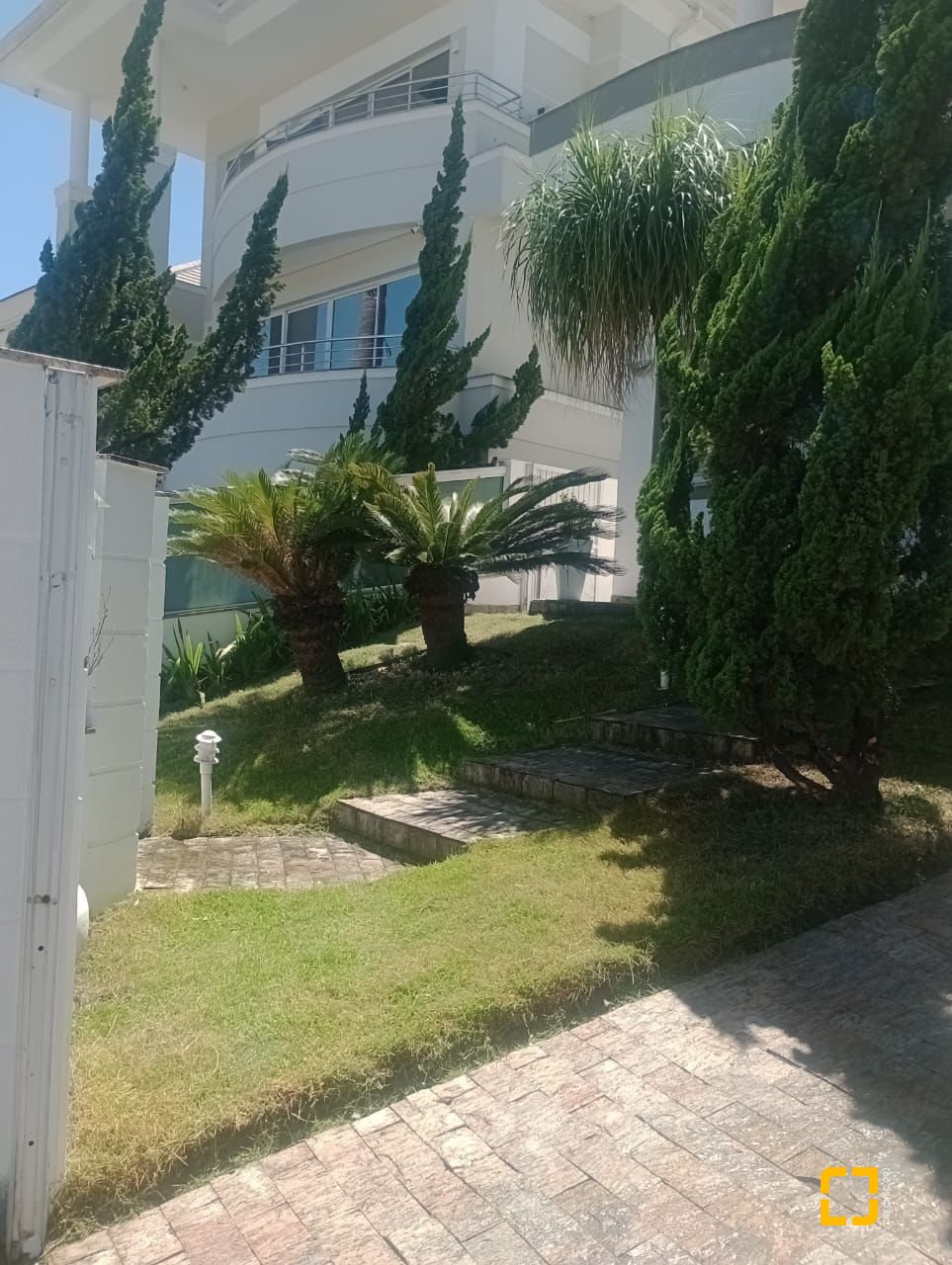 Casa com 239m², 4 quartos (sendo 1 suíte), 2 garagens, no bairro Pedra Branca em Palhoça