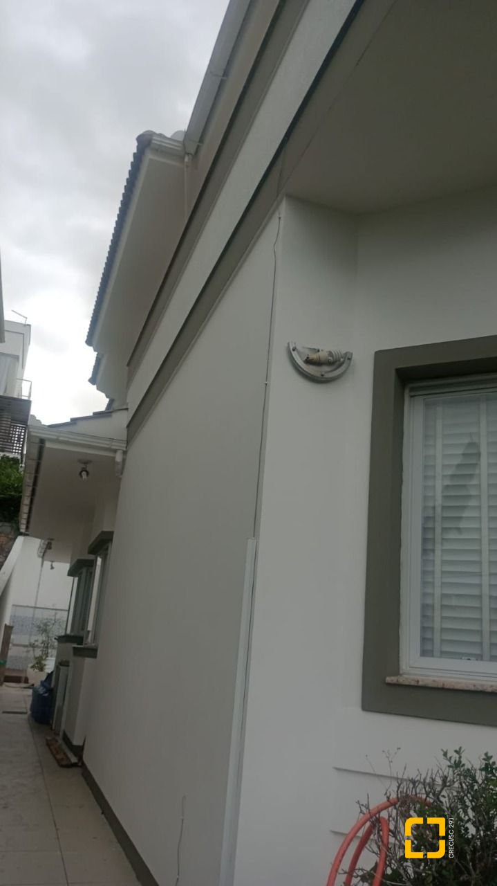 Casa com 239m², 4 quartos (sendo 1 suíte), 2 garagens, no bairro Pedra Branca em Palhoça