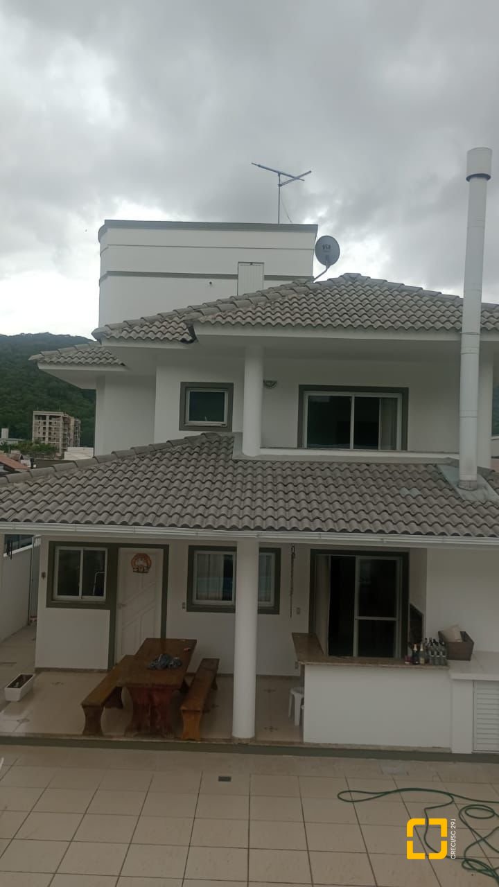 Casa com 239m², 4 quartos (sendo 1 suíte), 2 garagens, no bairro Pedra Branca em Palhoça