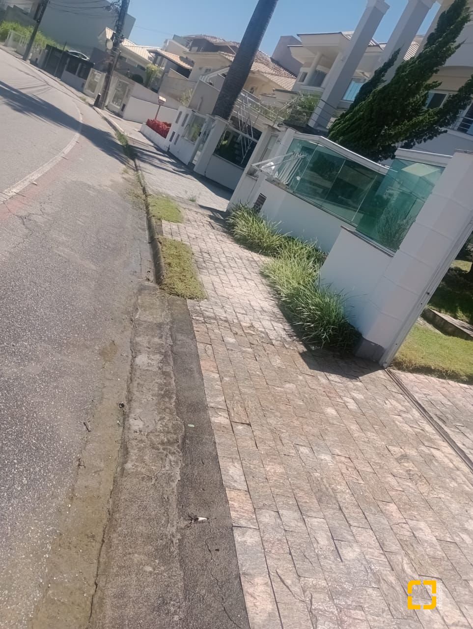 Casa com 239m², 4 quartos (sendo 1 suíte), 2 garagens, no bairro Pedra Branca em Palhoça