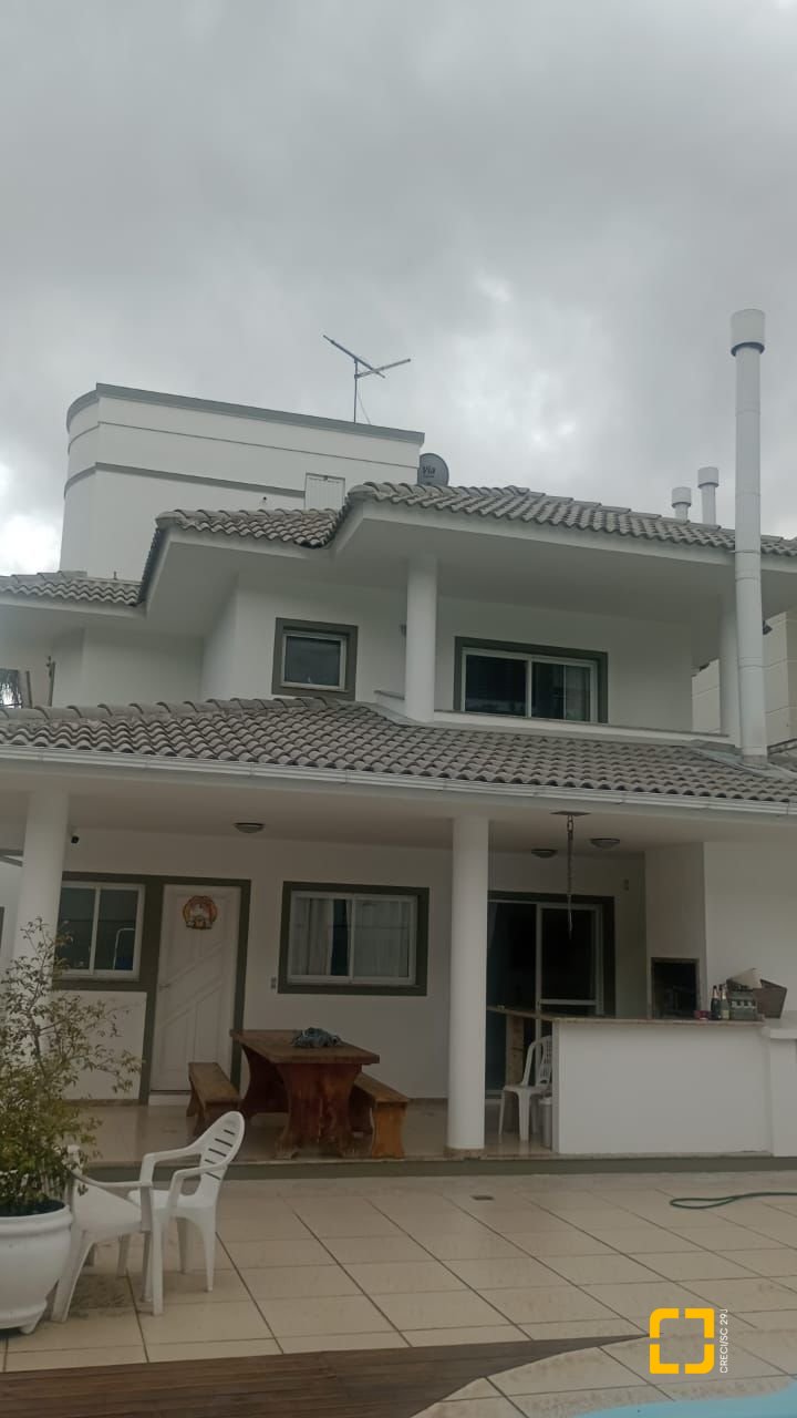Casa com 239m², 4 quartos (sendo 1 suíte), 2 garagens, no bairro Pedra Branca em Palhoça