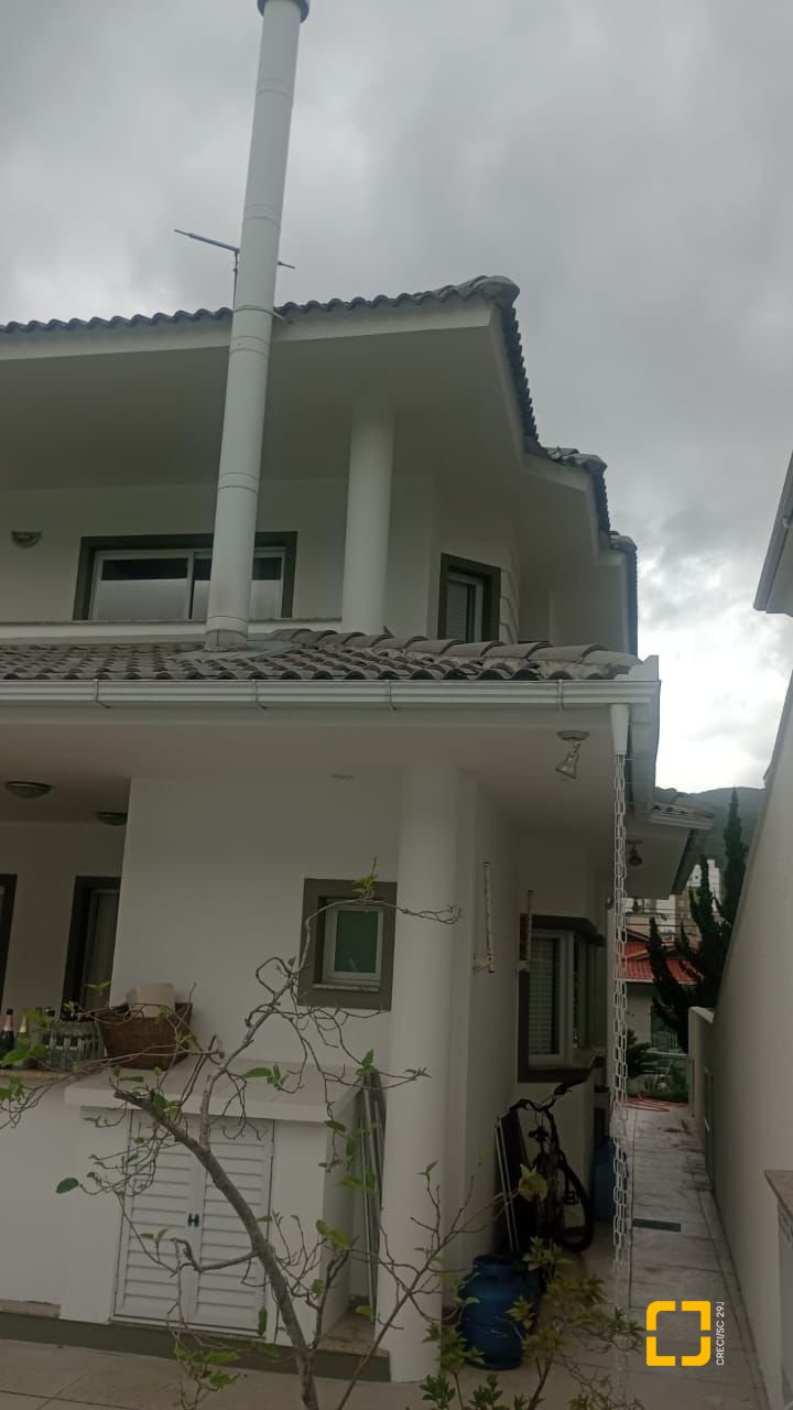 Casa com 239m², 4 quartos (sendo 1 suíte), 2 garagens, no bairro Pedra Branca em Palhoça