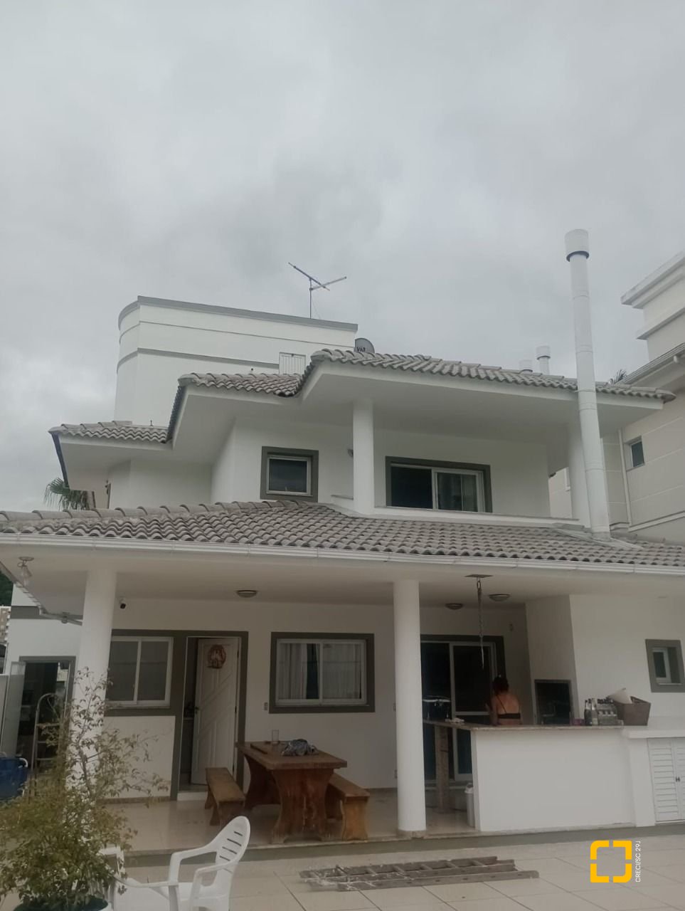 Casa com 239m², 4 quartos (sendo 1 suíte), 2 garagens, no bairro Pedra Branca em Palhoça