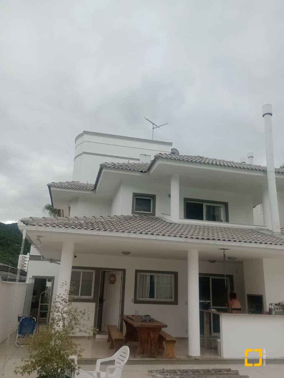 Casa com 239m², 4 quartos (sendo 1 suíte), 2 garagens, no bairro Pedra Branca em Palhoça