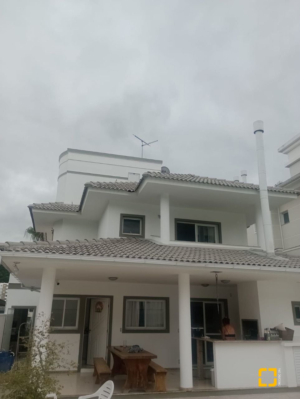 Casa com 239m², 4 quartos (sendo 1 suíte), 2 garagens, no bairro Pedra Branca em Palhoça