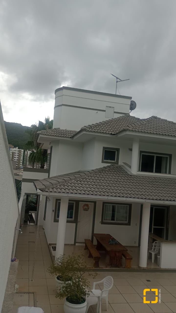 Casa com 239m², 3 quartos (sendo 1 suíte), 2 garagens, no bairro Pedra Branca em Palhoça