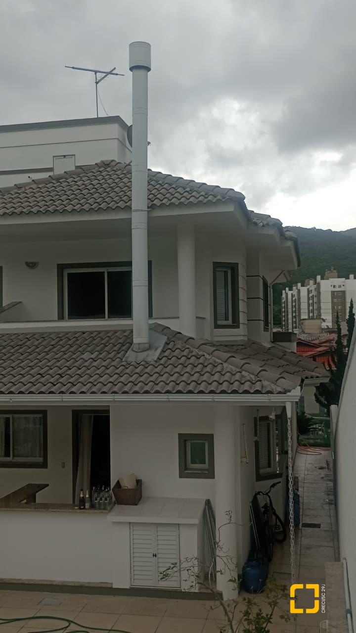 Casa com 239m², 3 quartos (sendo 1 suíte), 2 garagens, no bairro Pedra Branca em Palhoça