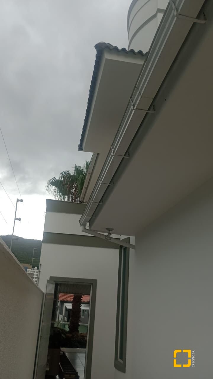 Casa com 239m², 3 quartos (sendo 1 suíte), 2 garagens, no bairro Pedra Branca em Palhoça