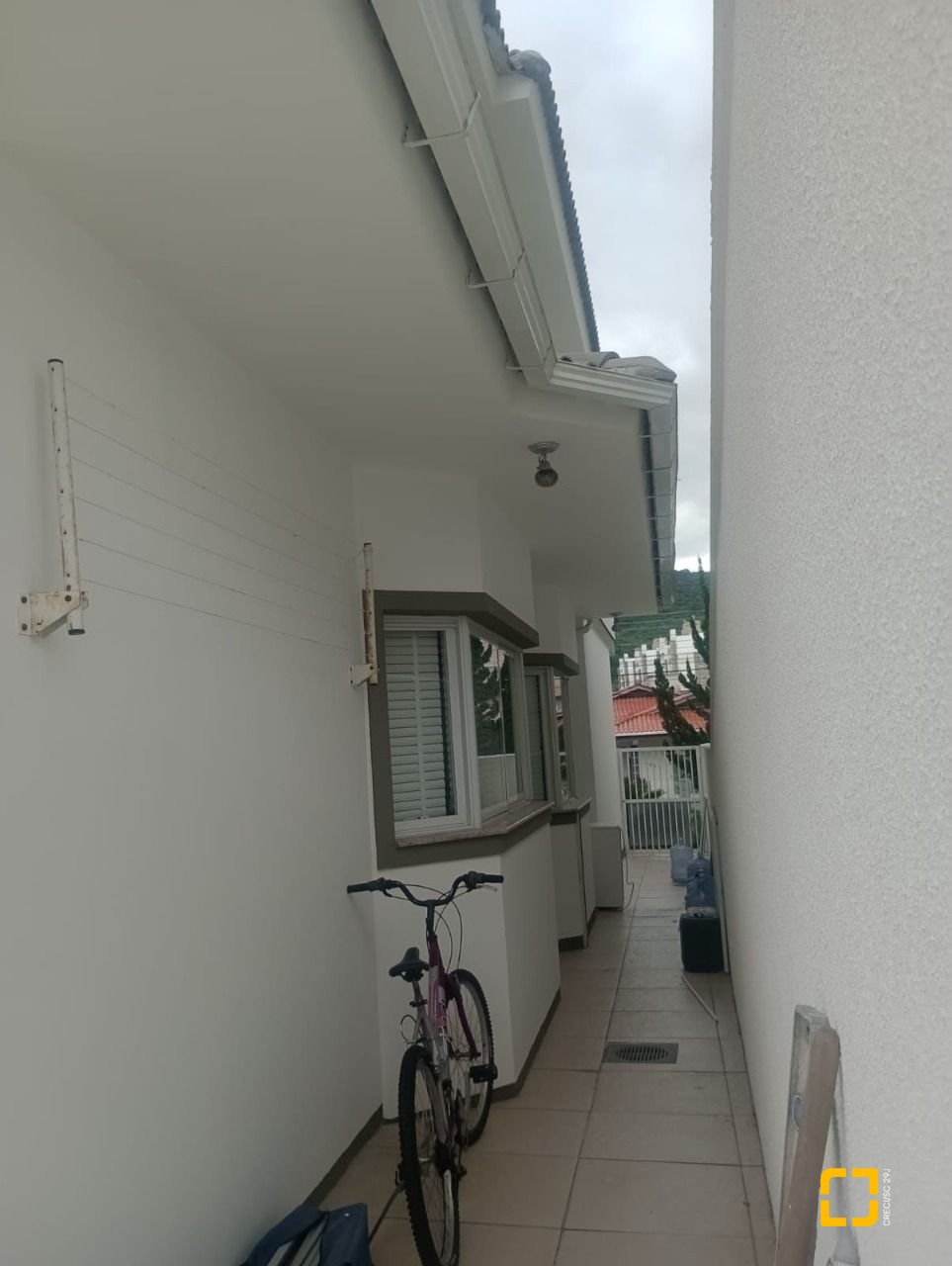 Casa com 239m², 3 quartos (sendo 1 suíte), 2 garagens, no bairro Pedra Branca em Palhoça
