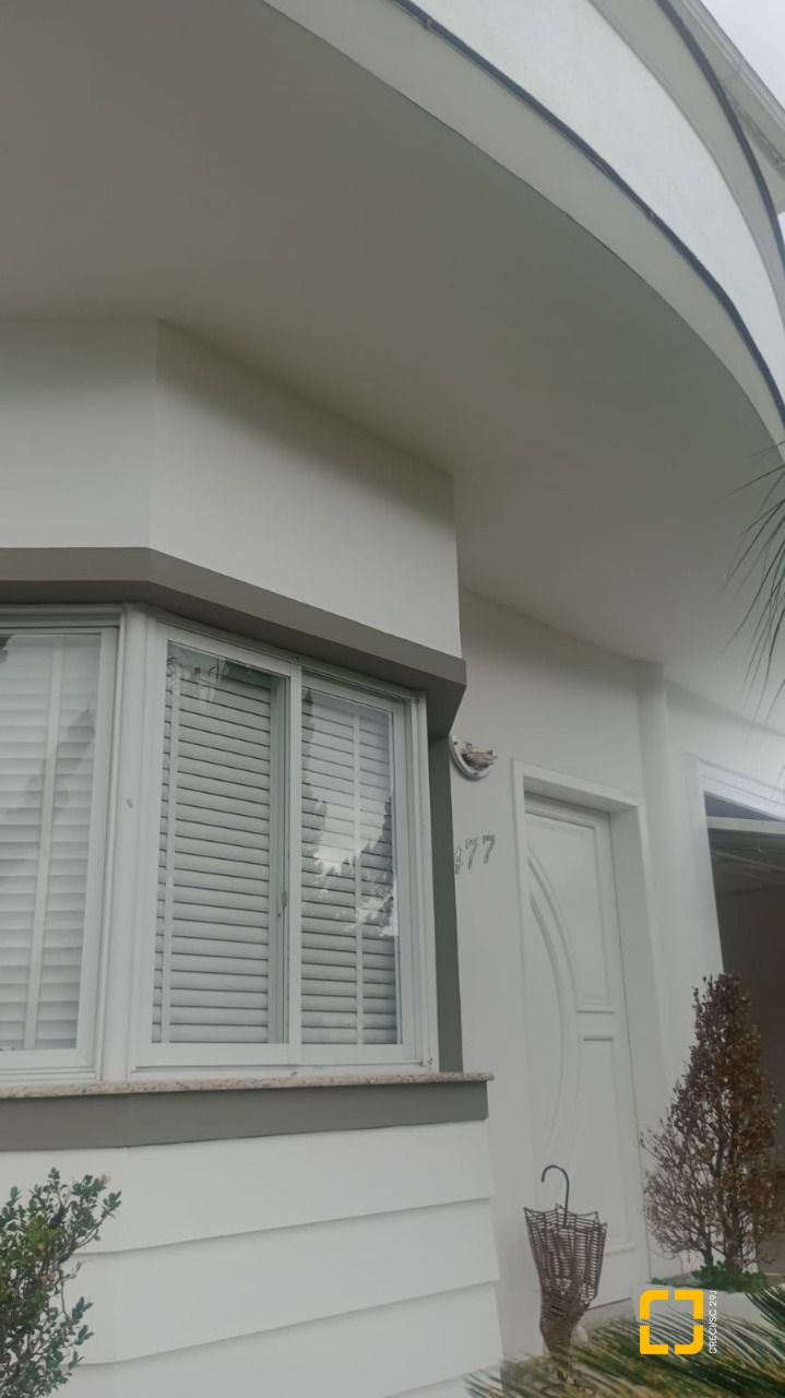 Casa com 239m², 4 quartos (sendo 1 suíte), 2 garagens, no bairro Pedra Branca em Palhoça