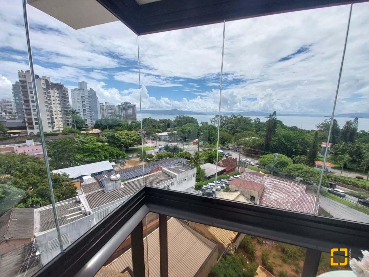 Apartamento com 64m², 3 quartos (sendo 1 suíte), 2 garagens, no bairro Agronômica em Florianópolis