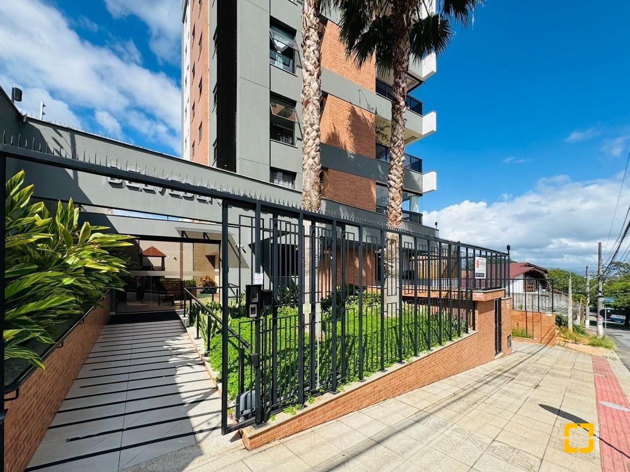 Apartamento com 64m², 3 quartos (sendo 1 suíte), 2 garagens, no bairro Agronômica em Florianópolis
