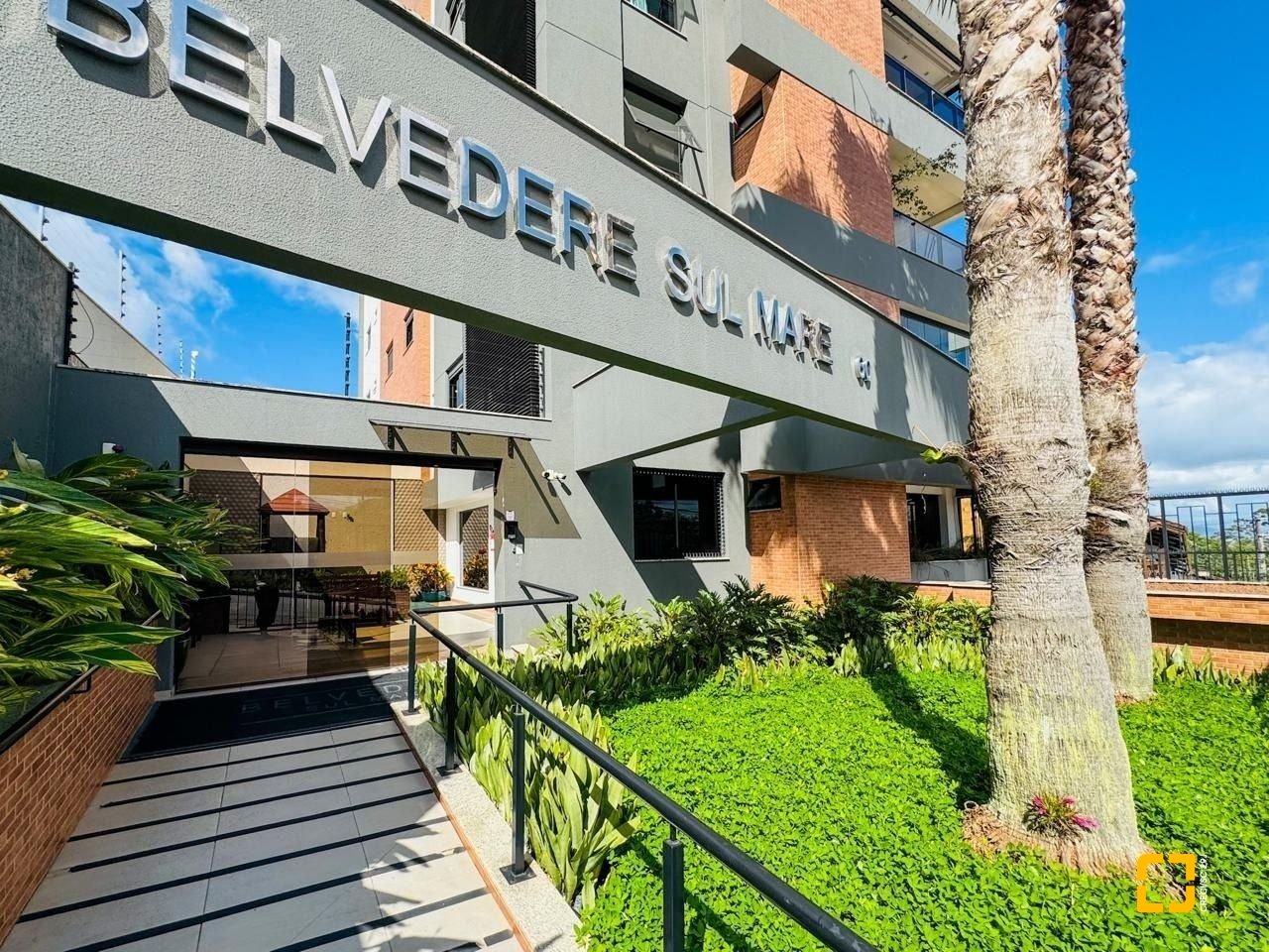 Apartamento com 64m², 2 quartos (sendo 1 suíte), 2 garagens, no bairro Agronômica em Florianópolis