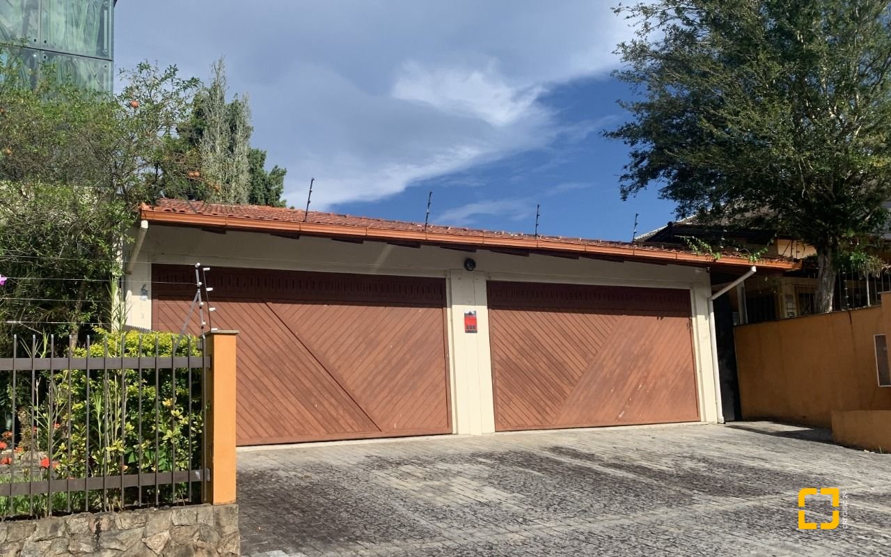 Casa com 640m², 5 quartos (sendo 5 suítes), 4 garagens, no bairro Itacorubi em Florianópolis