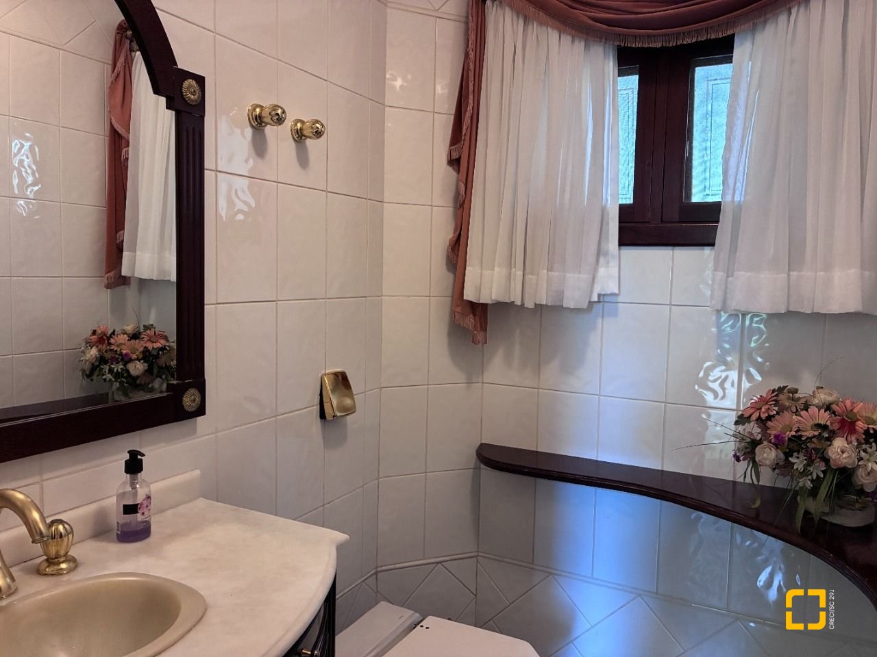 Casa com 640m², 5 quartos (sendo 5 suítes), 4 garagens, no bairro Itacorubi em Florianópolis