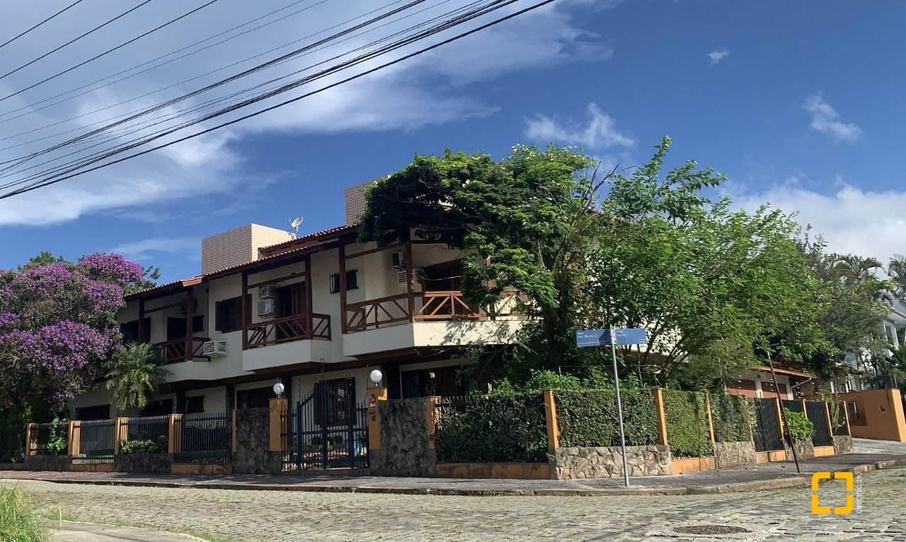 Casa com 640m², 5 quartos (sendo 5 suítes), 4 garagens, no bairro Itacorubi em Florianópolis