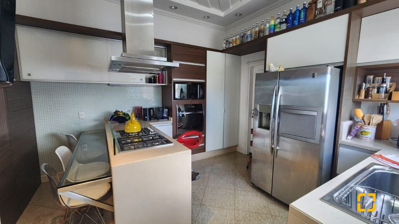 Casa com 409m², 4 quartos (sendo 4 suítes), 4 garagens, no bairro Carvoeira em Florianópolis