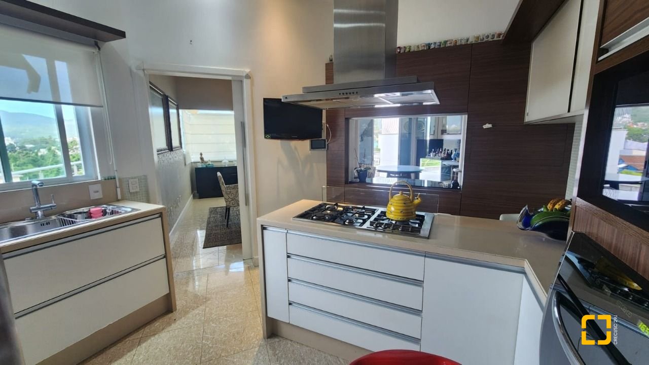 Casa com 409m², 4 quartos (sendo 4 suítes), 4 garagens, no bairro Carvoeira em Florianópolis