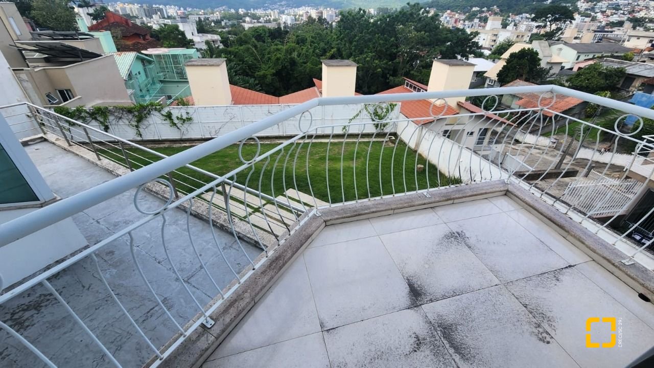 Casa com 409m², 4 quartos (sendo 4 suítes), 4 garagens, no bairro Carvoeira em Florianópolis