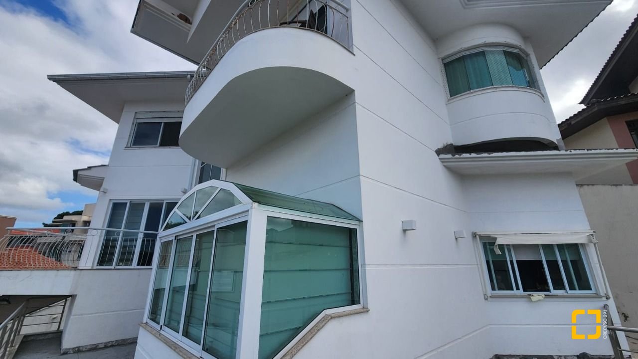 Casa com 409m², 4 quartos (sendo 4 suítes), 4 garagens, no bairro Carvoeira em Florianópolis