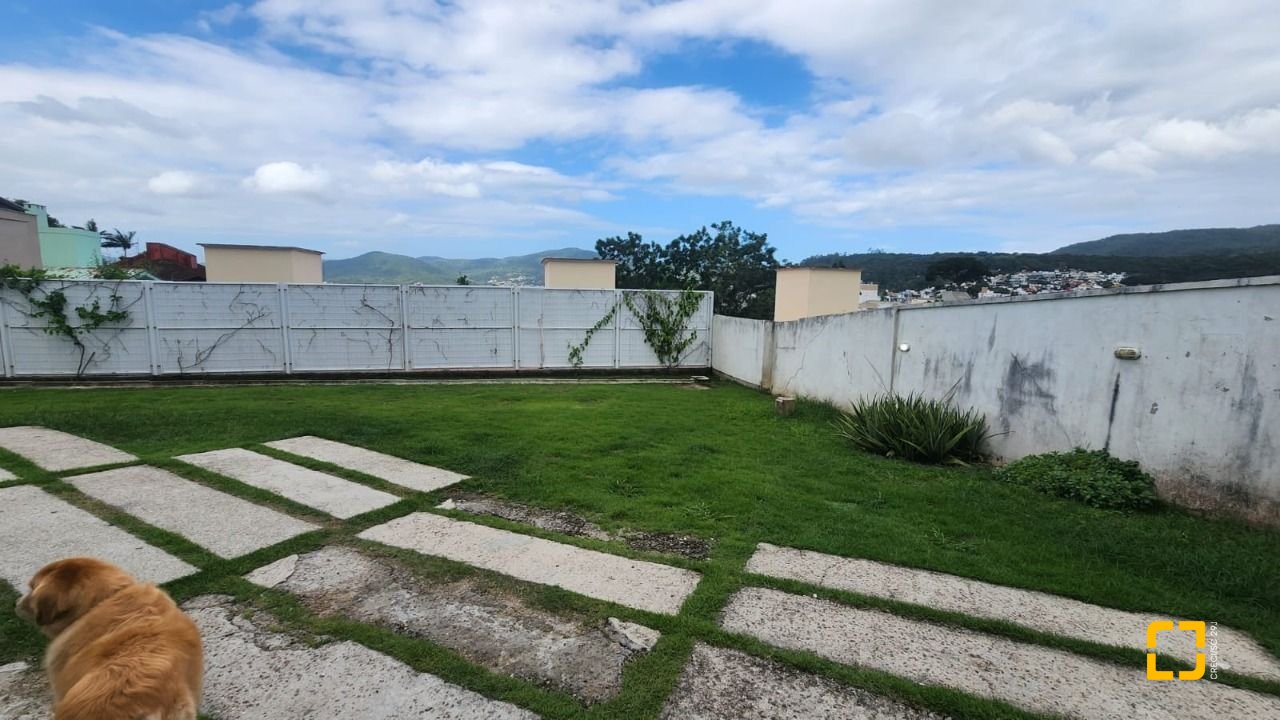 Casa com 409m², 4 quartos (sendo 4 suítes), 4 garagens, no bairro Carvoeira em Florianópolis