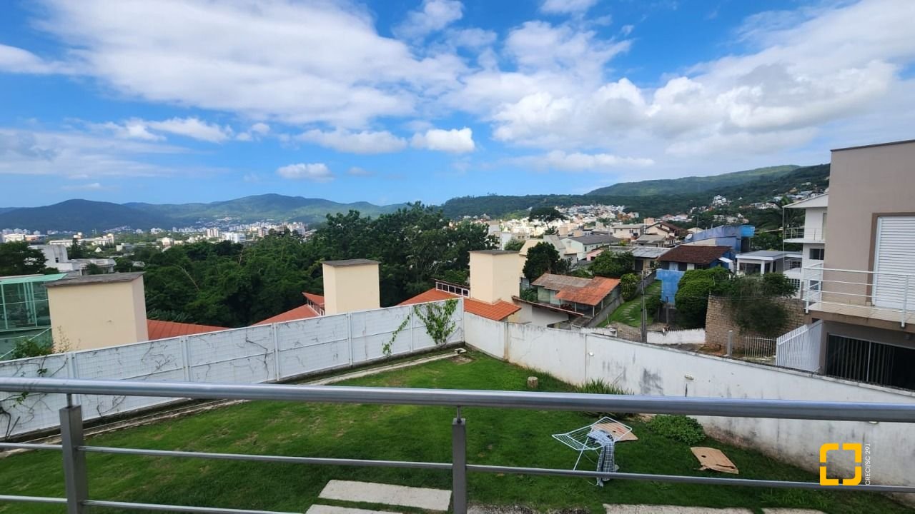 Casa com 409m², 4 quartos (sendo 4 suítes), 4 garagens, no bairro Carvoeira em Florianópolis