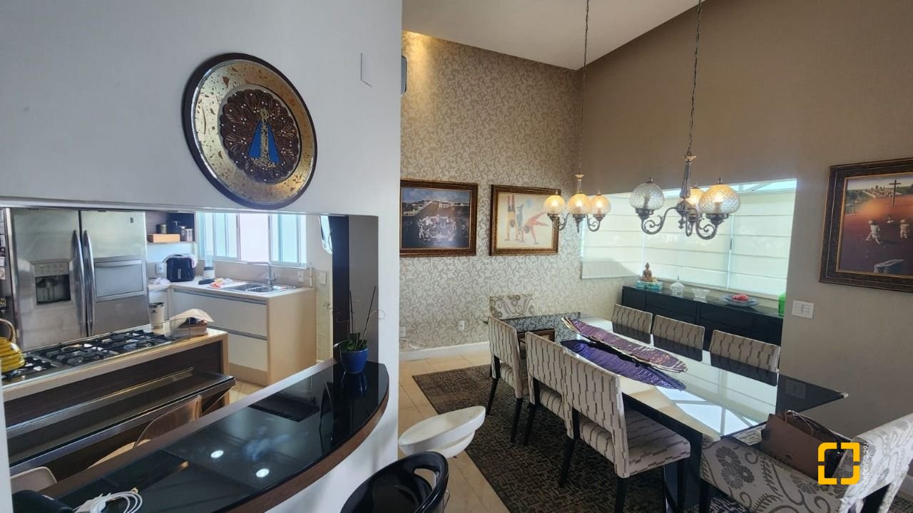 Casa com 409m², 4 quartos (sendo 4 suítes), 4 garagens, no bairro Carvoeira em Florianópolis