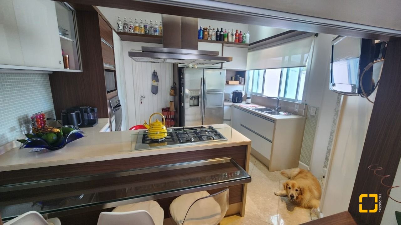 Casa com 409m², 4 quartos (sendo 4 suítes), 4 garagens, no bairro Carvoeira em Florianópolis