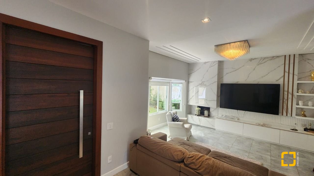 Casa com 409m², 4 quartos (sendo 4 suítes), 4 garagens, no bairro Carvoeira em Florianópolis