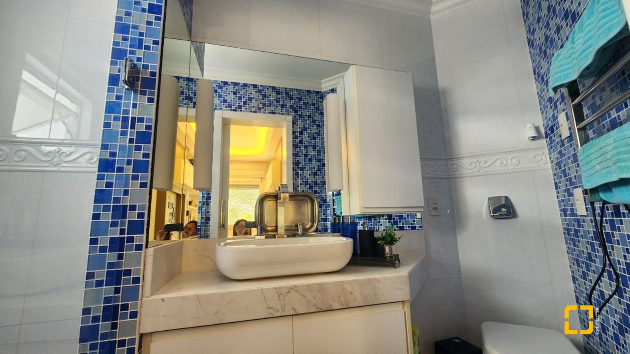 Casa com 409m², 4 quartos (sendo 4 suítes), 4 garagens, no bairro Carvoeira em Florianópolis