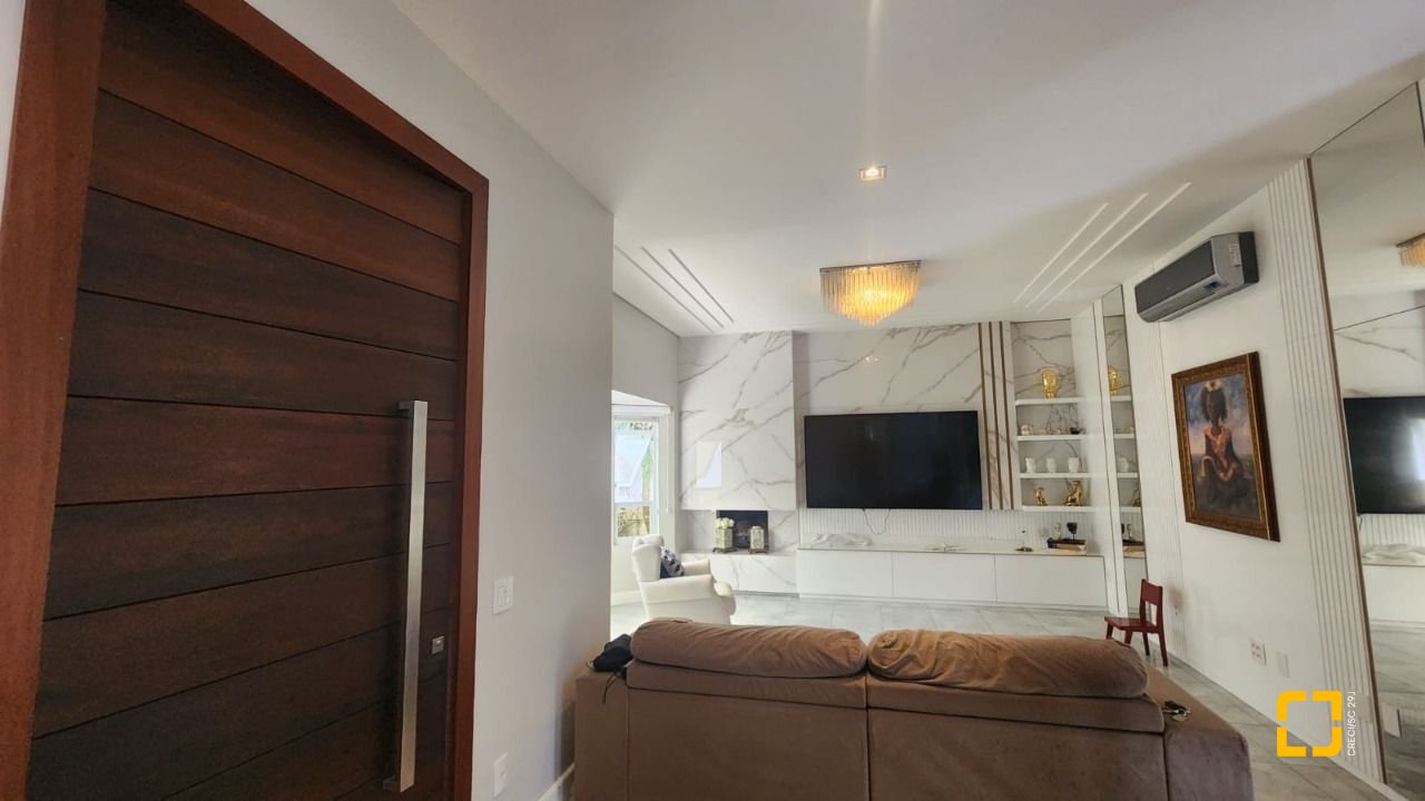 Casa com 409m², 4 quartos (sendo 4 suítes), 4 garagens, no bairro Carvoeira em Florianópolis