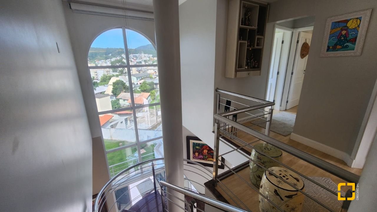 Casa com 409m², 4 quartos (sendo 4 suítes), 4 garagens, no bairro Carvoeira em Florianópolis