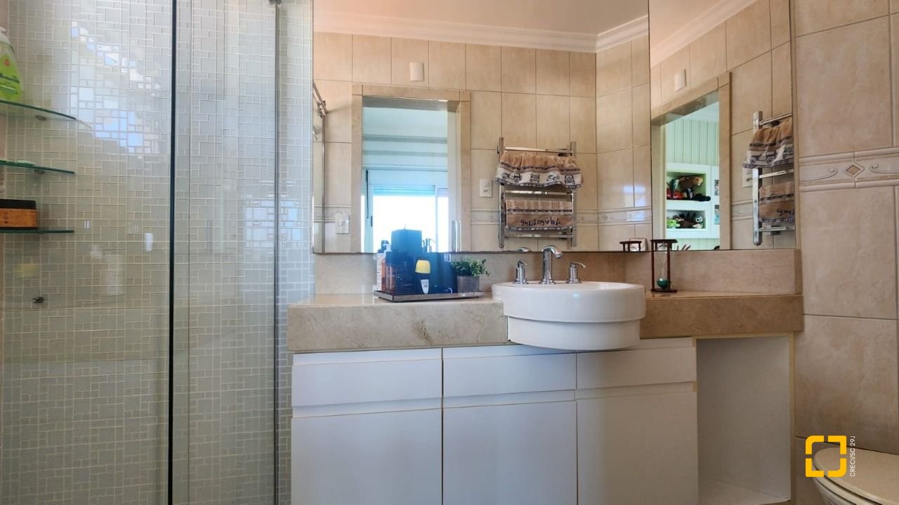 Casa com 409m², 4 quartos (sendo 4 suítes), 4 garagens, no bairro Carvoeira em Florianópolis