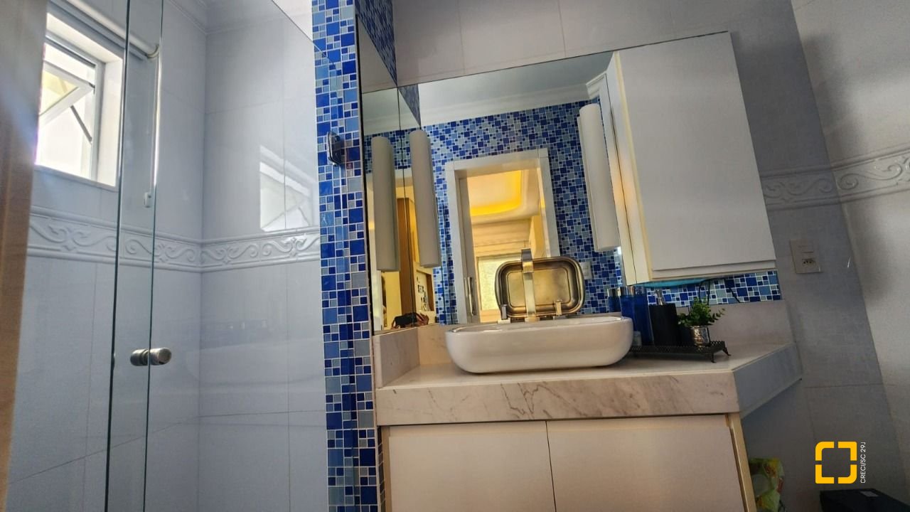 Casa com 409m², 4 quartos (sendo 4 suítes), 4 garagens, no bairro Carvoeira em Florianópolis