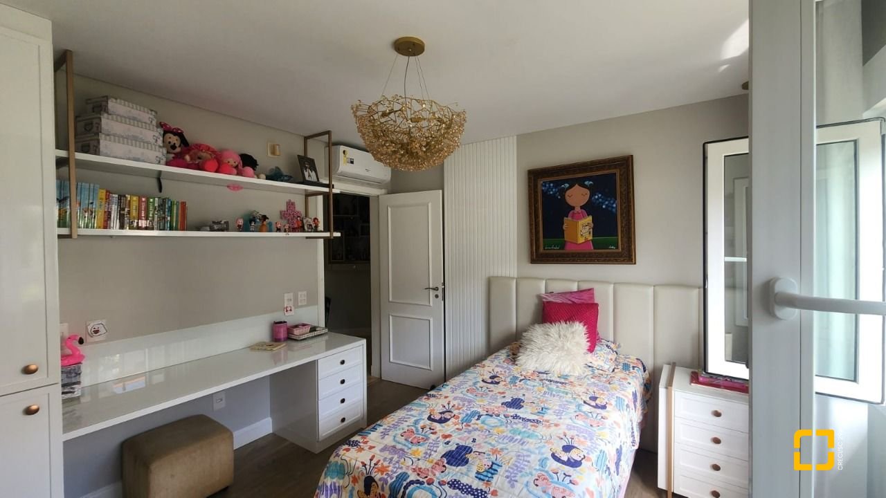Casa com 409m², 4 quartos (sendo 4 suítes), 4 garagens, no bairro Carvoeira em Florianópolis