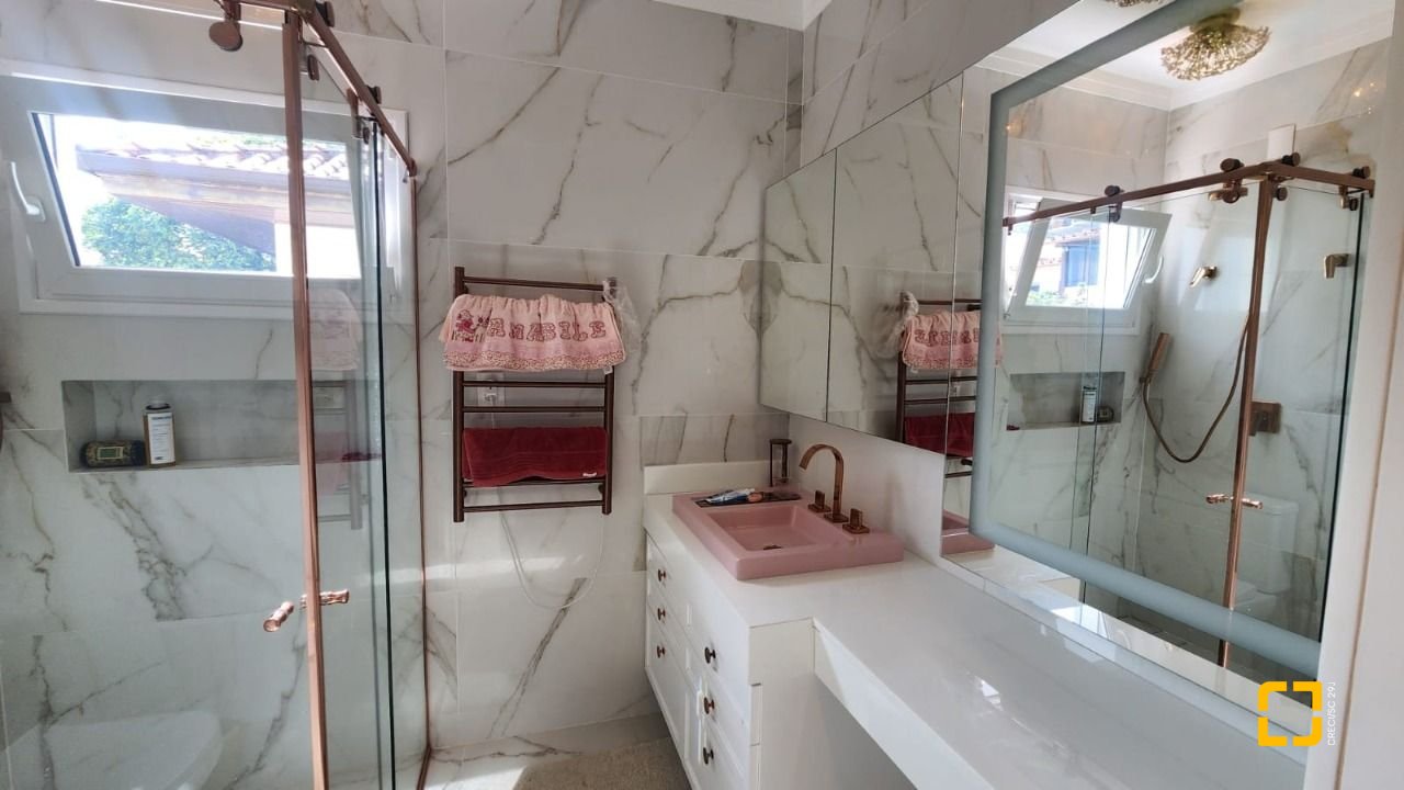 Casa com 409m², 4 quartos (sendo 4 suítes), 4 garagens, no bairro Carvoeira em Florianópolis