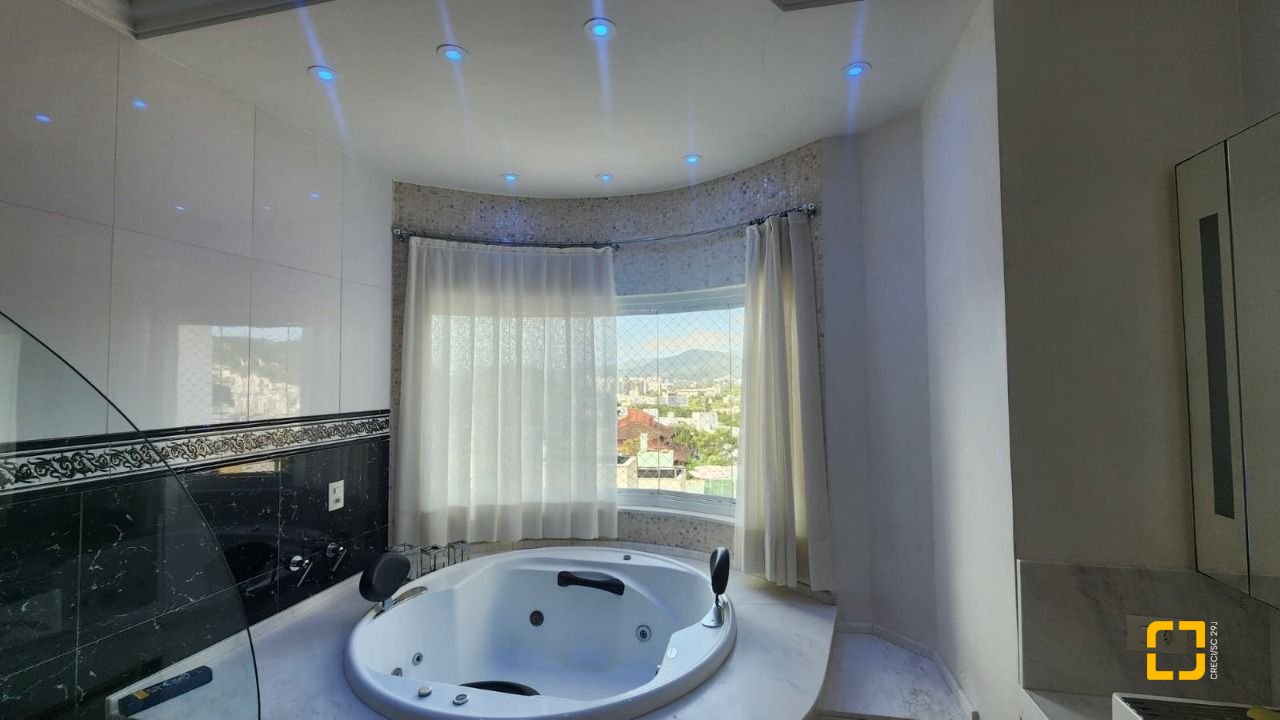 Casa com 409m², 4 quartos (sendo 4 suítes), 4 garagens, no bairro Carvoeira em Florianópolis