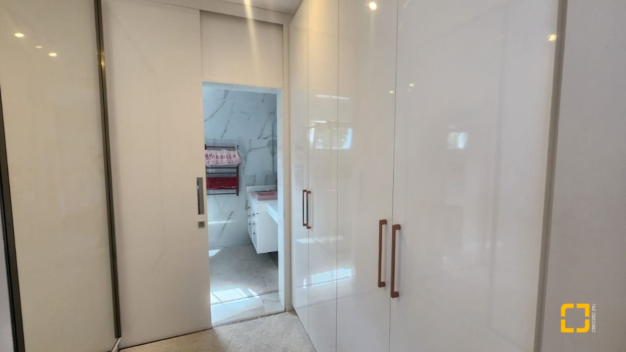 Casa com 409m², 4 quartos (sendo 4 suítes), 4 garagens, no bairro Carvoeira em Florianópolis